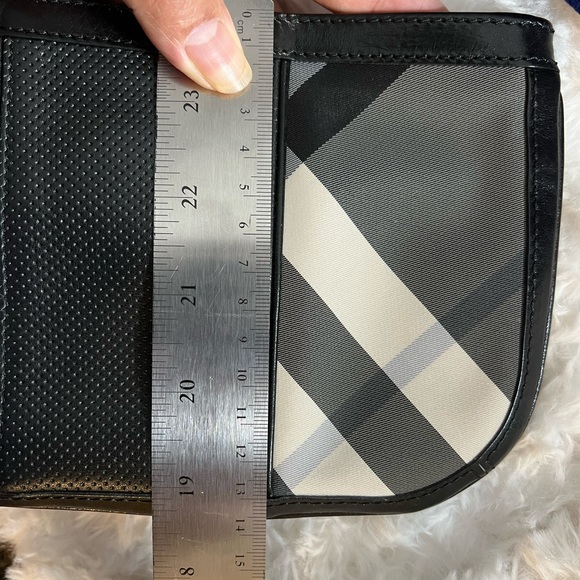 Authentic Burberry wristlet - Picture 11 of 11